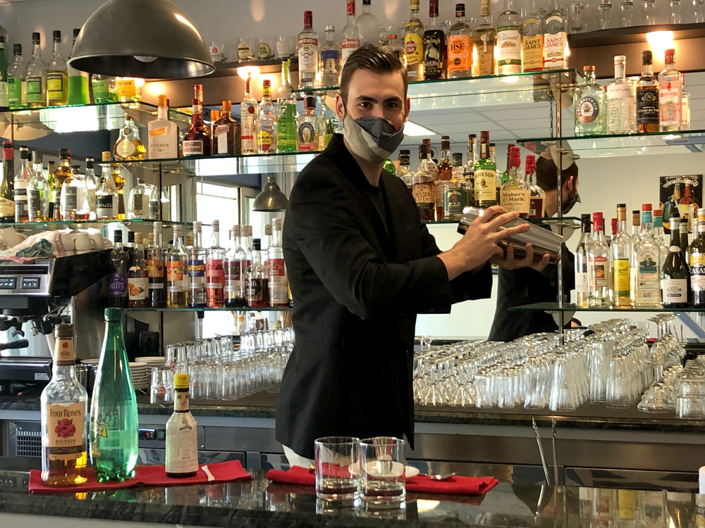Au bar d’application, un barman prépare un cocktail
