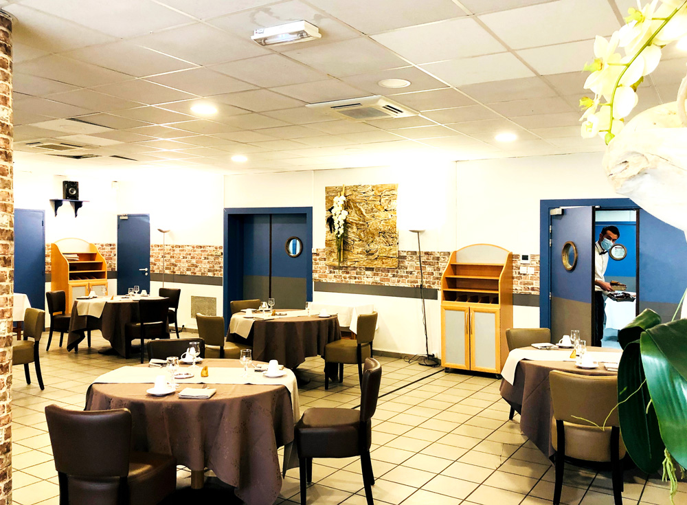 La salle du restaurant d’application dressée pour le service