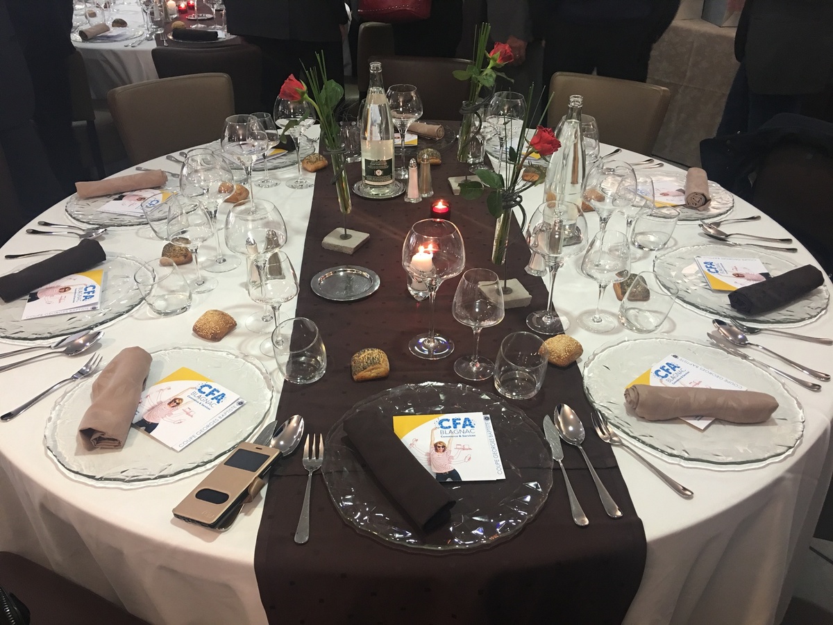 Table ronde dressée au restaurant Le Brassens